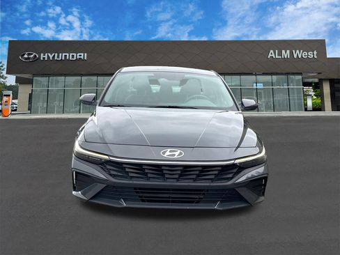 Used 2024 Hyundai Elantra SE FWD image 2