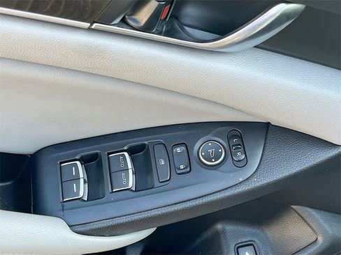 Used 2019 Honda Accord EX image 17