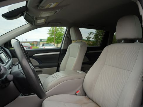 Used 2017 Toyota Highlander LE w/ Carpet Mat Package AWD/4WD image 12