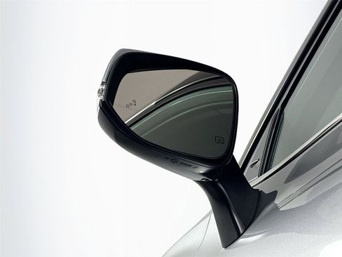 Used 2022 Toyota Highlander XLE FWD image 5