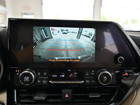 Used 2023 Toyota Highlander XLE AWD/4WD image 18