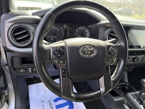 Used 2018 Toyota Tacoma TRD Sport image 19