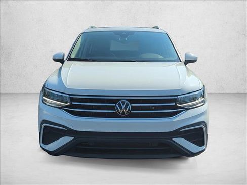 Used 2024 Volkswagen Tiguan SE FWD image 2