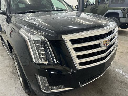 Used 2017 Cadillac Escalade Luxury AWD/4WD image 8