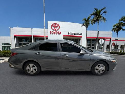 Used 2024 Hyundai Elantra SE FWD image 8