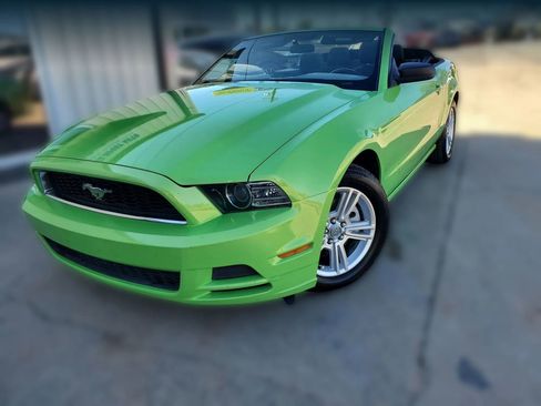 Used 2013 Ford Mustang Convertible RWD image 7