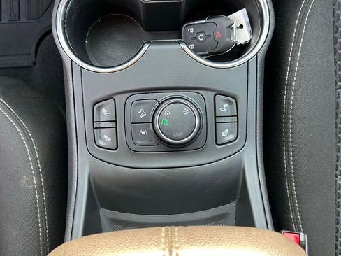 Used 2023 GMC Terrain SLE w/ Driver Convenience Package image 25