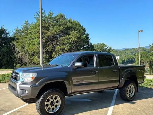 Used 2015 Toyota Tacoma 4x4 Double Cab w/ TRD Off-Road Package image 2