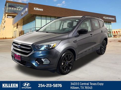 Used 2017 Ford Escape SE w/ Equipment Group 201A image 3