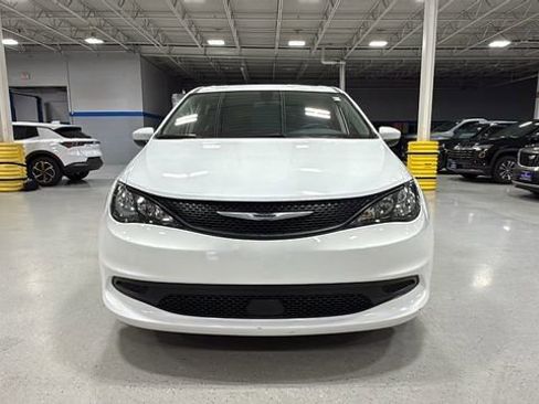 Used 2022 Chrysler Voyager LX image 17