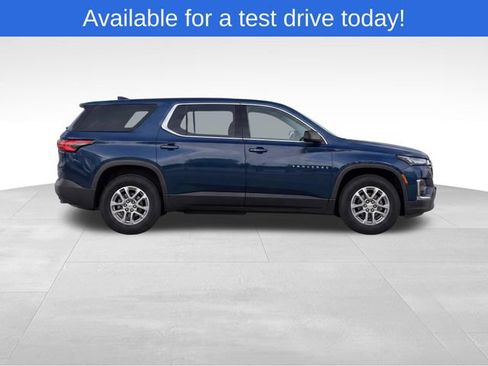 Used 2023 Chevrolet Traverse LS FWD image 3
