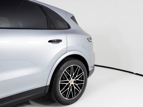 Used 2024 Porsche Cayenne image 70