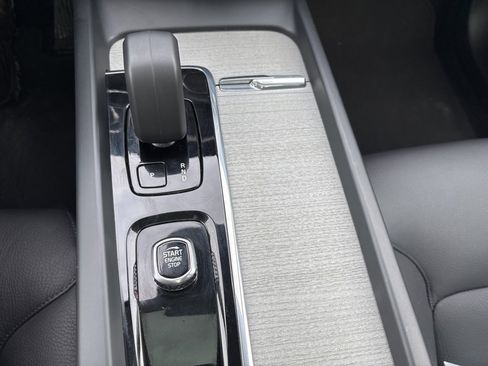 Used 2025 Volvo XC60 B5 Plus image 24