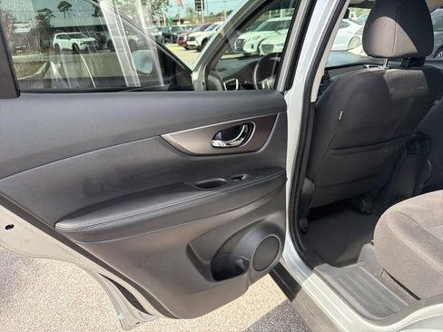 Used 2016 Nissan Rogue SV image 18