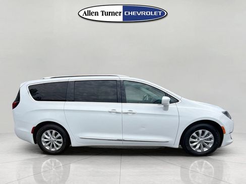 Used 2018 Chrysler Pacifica Touring-L Plus FWD image 9
