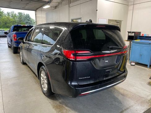 Used 2024 Chrysler Pacifica Touring-L FWD image 3