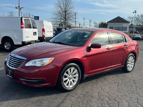 Used 2011 Chrysler 200 Touring FWD image 2