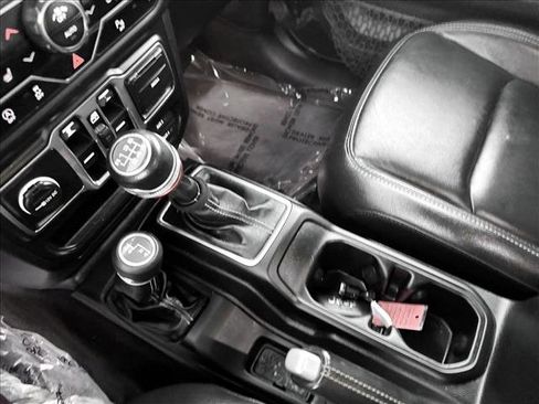 Used 2018 Jeep Wrangler Unlimited Sahara image 17