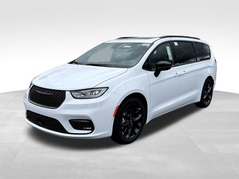 New 2026 Chrysler Pacifica Limited w/ Uconnect Theater Family Group image 3