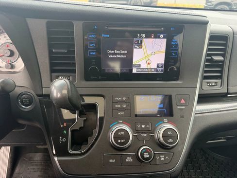 Used 2015 Toyota Sienna SE Premium image 22