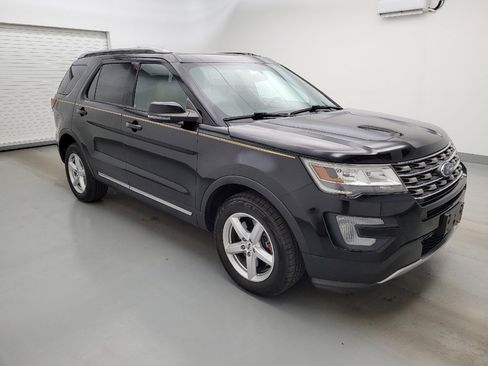 Used 2017 Ford Explorer XLT w/ Equipment Group 202A AWD/4WD image 11