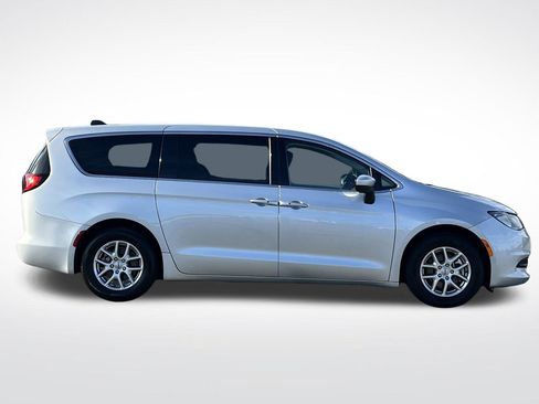 Used 2023 Chrysler Voyager LX image 33