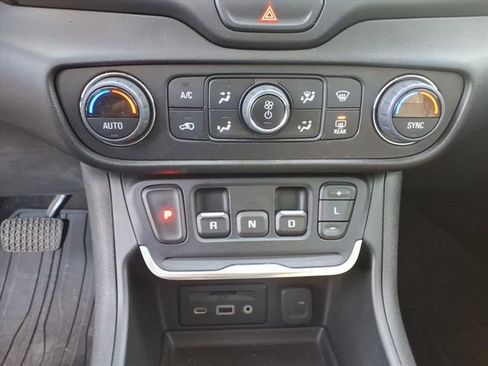 Used 2019 GMC Terrain SLT w/ Preferred Package image 17