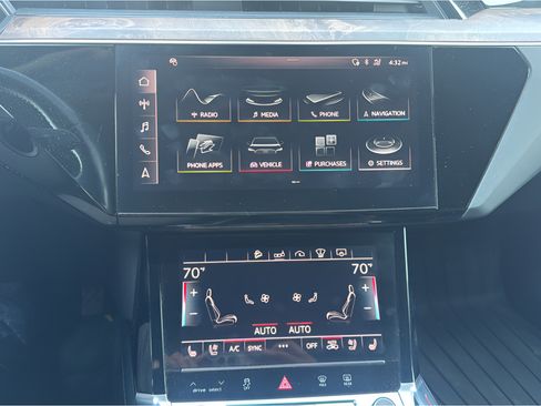 Used 2019 Audi e-tron Prestige w/ Prestige Package AWD/4WD image 18