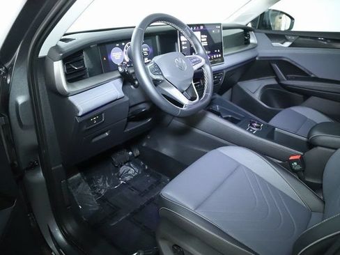 Certified 2025 Volkswagen Tiguan SE AWD/4WD image 17