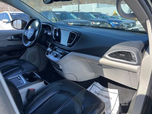 Used 2022 Chrysler Pacifica Touring-L w/ Uconnect Theater Family Group FWD image 29