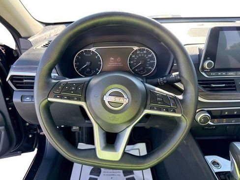 Used 2025 Nissan Altima 2.5 SV FWD image 11