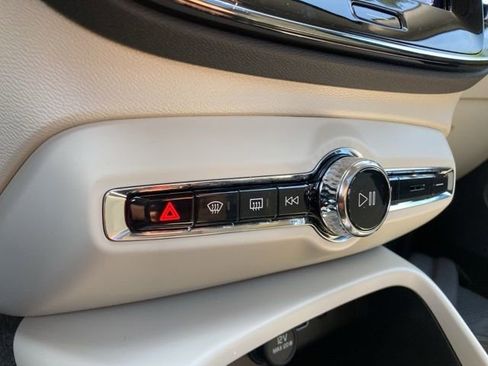 New 2025 Volvo XC40 B5 Ultra image 32