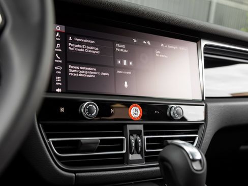 Certified 2026 Porsche Macan AWD/4WD image 24