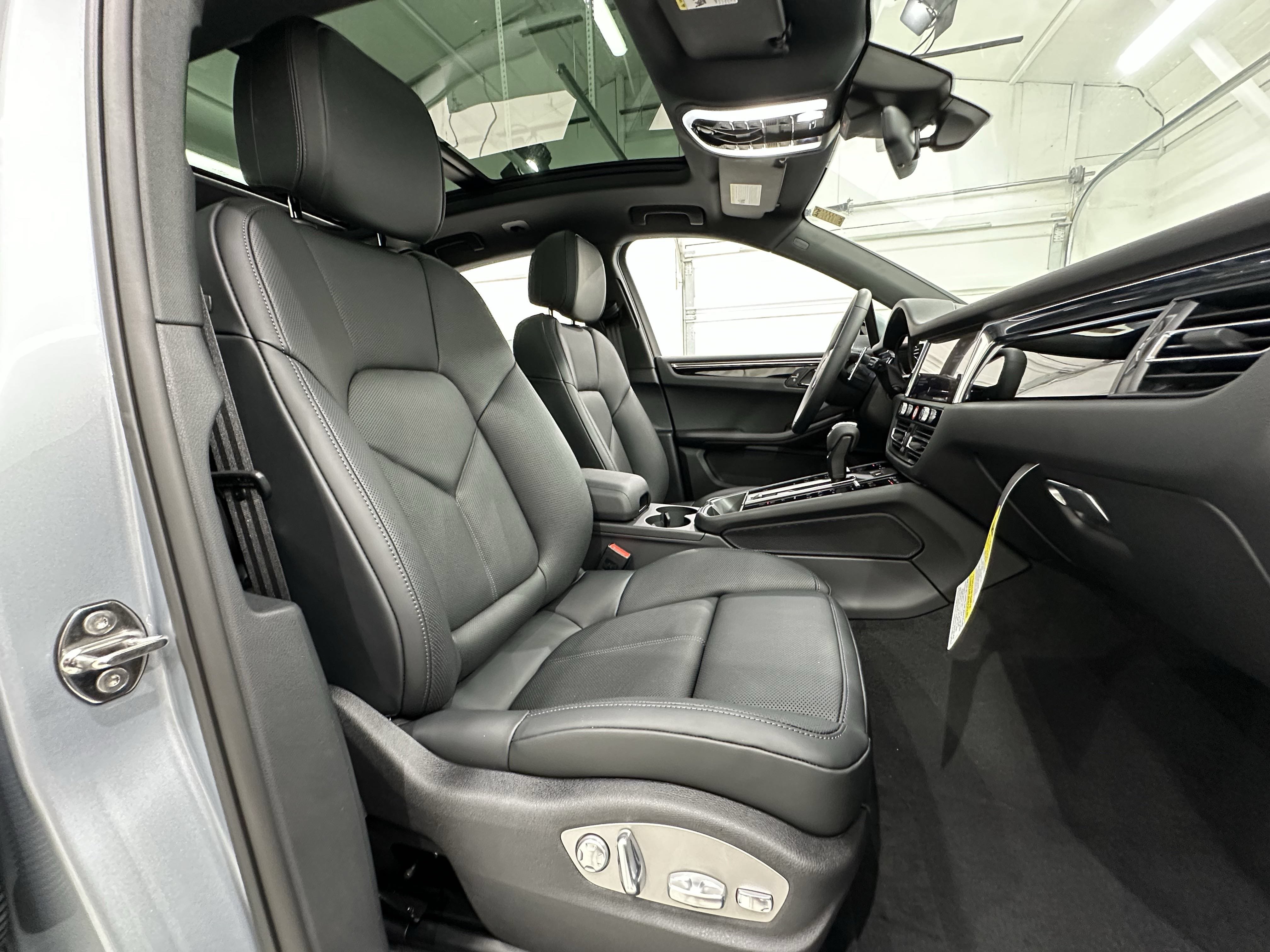 Used 2025 Porsche Macan AWD/4WD image 23