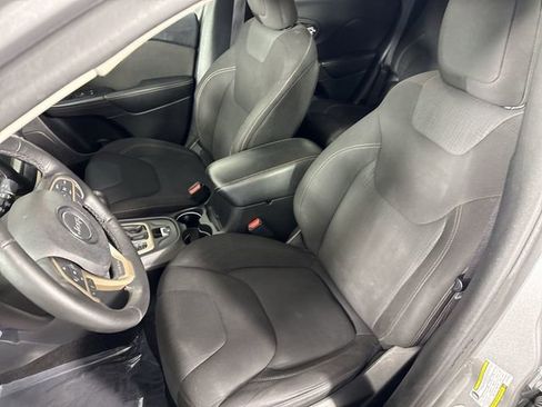 Used 2016 Jeep Cherokee Latitude w/ Cold Weather Group AWD/4WD image 19