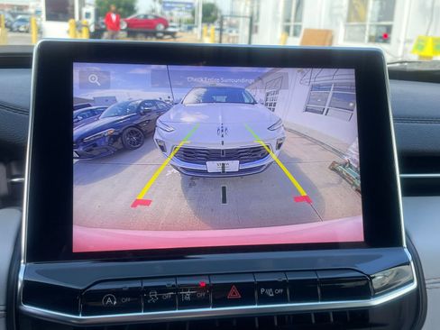 Used 2025 Jeep Compass Limited image 17