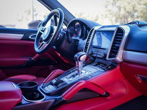 Used 2017 Porsche Cayenne S image 11