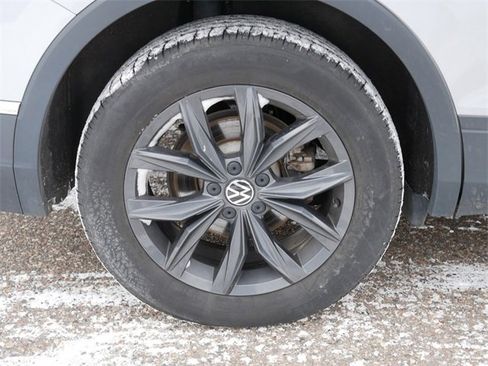 Certified 2024 Volkswagen Tiguan SE image 9