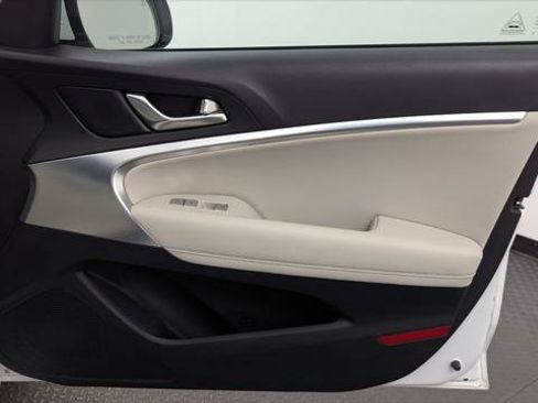 Used 2025 Genesis G70 2.5T RWD image 17