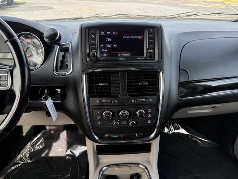 Used 2020 Dodge Grand Caravan SXT image 20