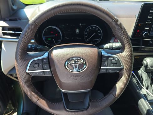 Used 2024 Toyota Sienna Platinum AWD/4WD image 8