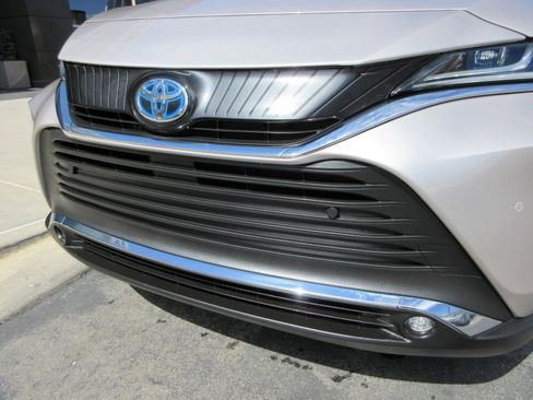 Used 2024 Toyota Venza XLE image 16