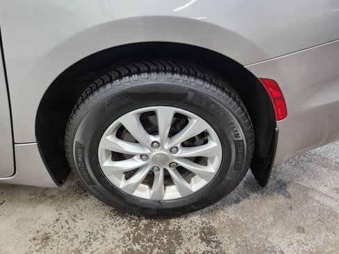 Used 2018 Chrysler Pacifica Touring Plus FWD image 38
