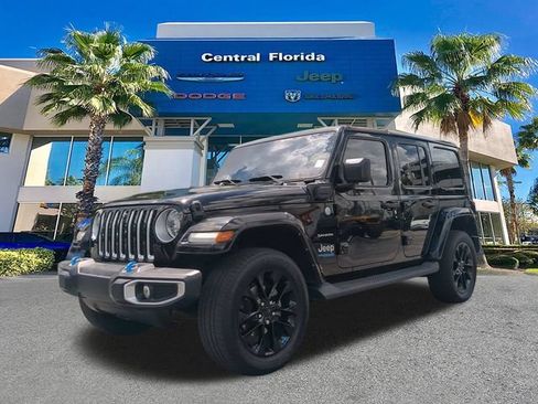 Used 2022 Jeep Wrangler Unlimited Sahara w/ Cold Weather Group AWD/4WD image 9