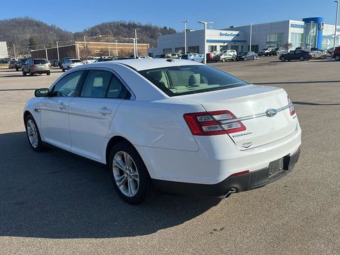 Used 2018 Ford Taurus SE image 5