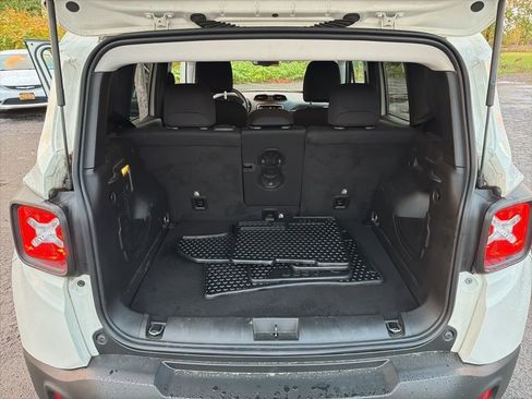 Certified 2022 Jeep Renegade Latitude w/ Convenience Group image 18