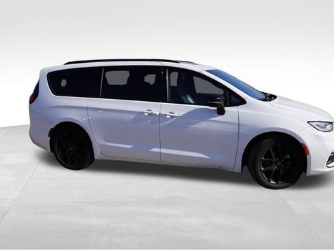 Used 2026 Chrysler Pacifica Limited w/ S Appearance Package FWD image 2