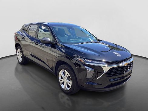 Used 2024 Chevrolet Trax LS FWD image 3
