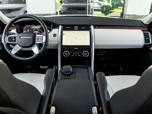 Certified 2025 Land Rover Discovery Dynamic SE AWD/4WD image 18