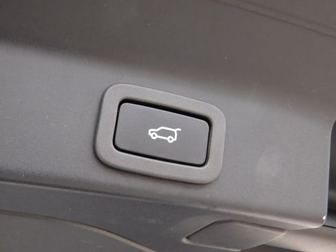 Used 2019 Jaguar F-PACE Premium image 8